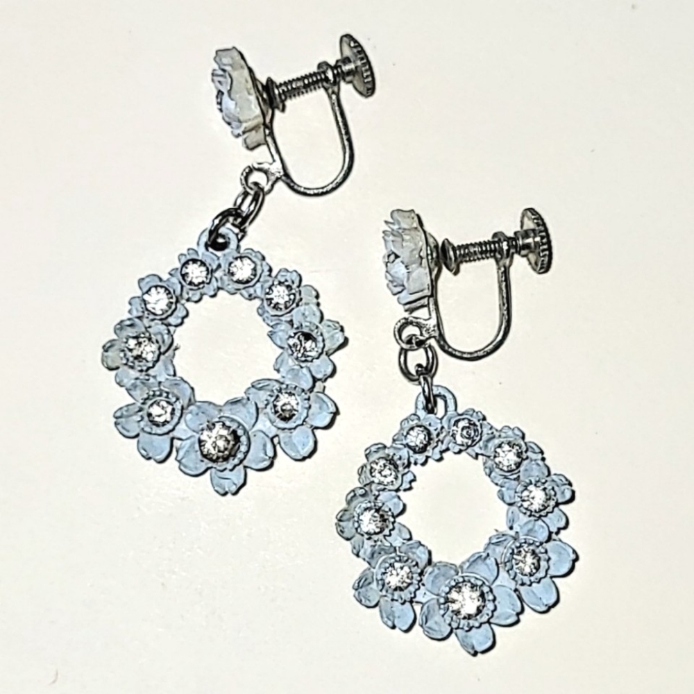JAPAN BLUE FLORAL WREATH SCREWBACK EARRINGS - FEATHERLITE CELLULOID - Picture 6 of 6